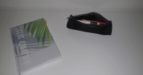 Ein Kalender und ein Etui
